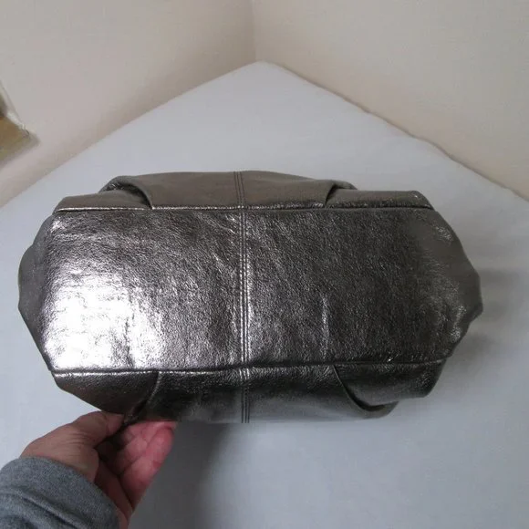 Coach Metallic Silver Hobo Purse No. L117B-F17166 Pre-owned Excellent Co… - Picture 3 of 16